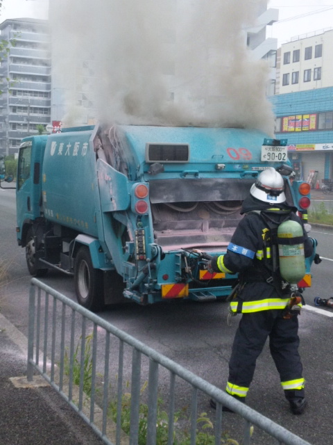 煙を上げる収集車