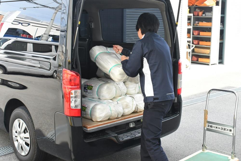 職員が土嚢袋を車に積み込む様子